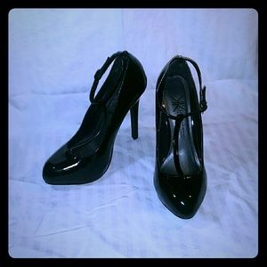 "Kardashian Kollection Dallas" T-Strap Pumps